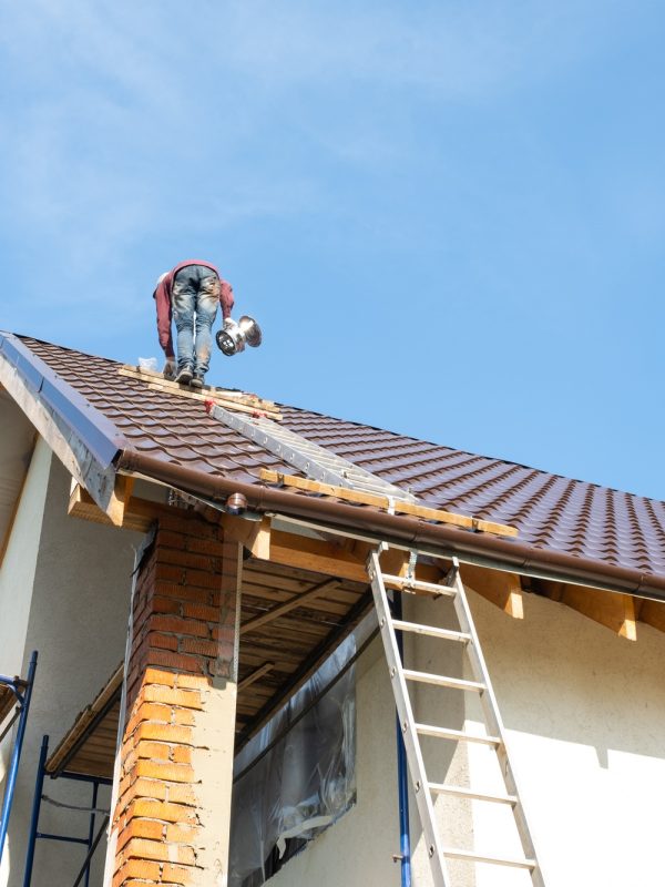 The master for the installation of ventilation pipes and the installation of the chimney